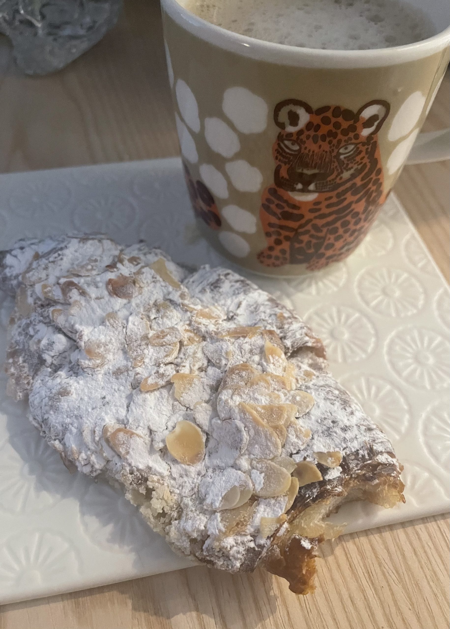 Mantelicroissant ja kahvi